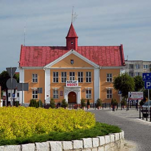 Neoklasycystyczny ratusz z połowy IX w. w Nidzicy.